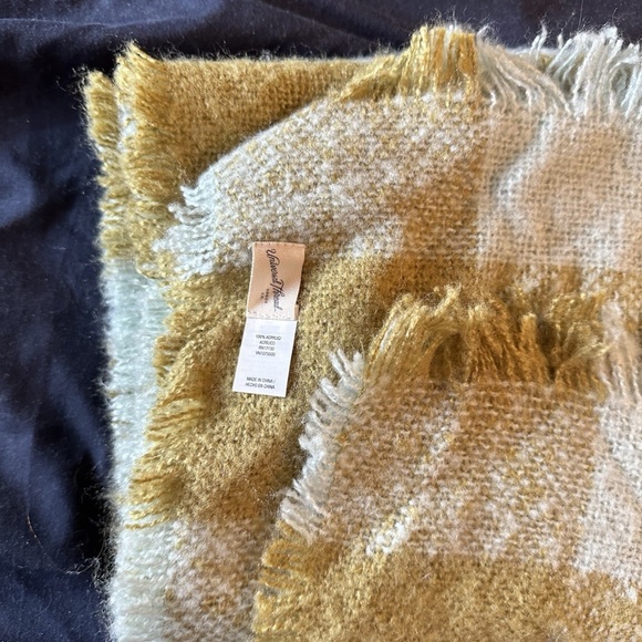 Universal Threads Green White Plaid Blanket Scarf with Fringe 74" x 28" - Picture 2 of 3